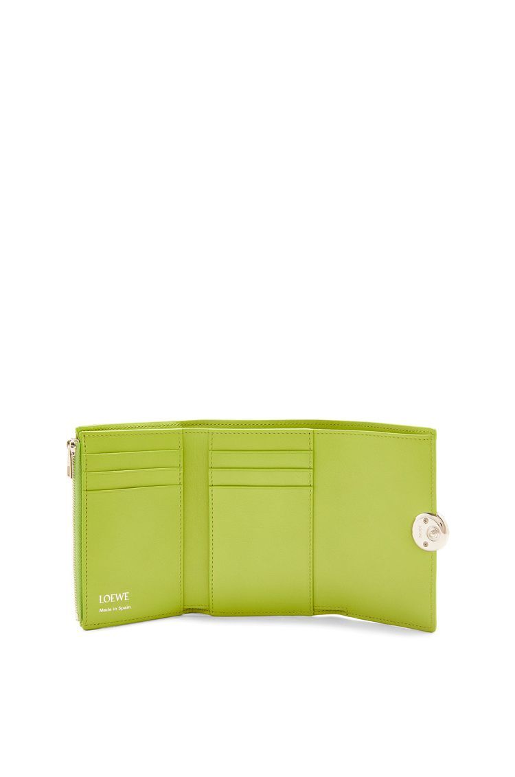Pebble small vertical wallet in shiny nappa calfskin