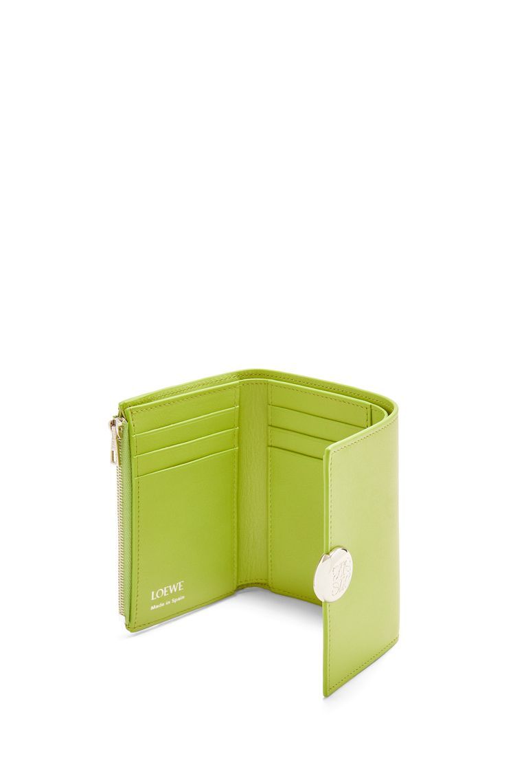 Pebble small vertical wallet in shiny nappa calfskin