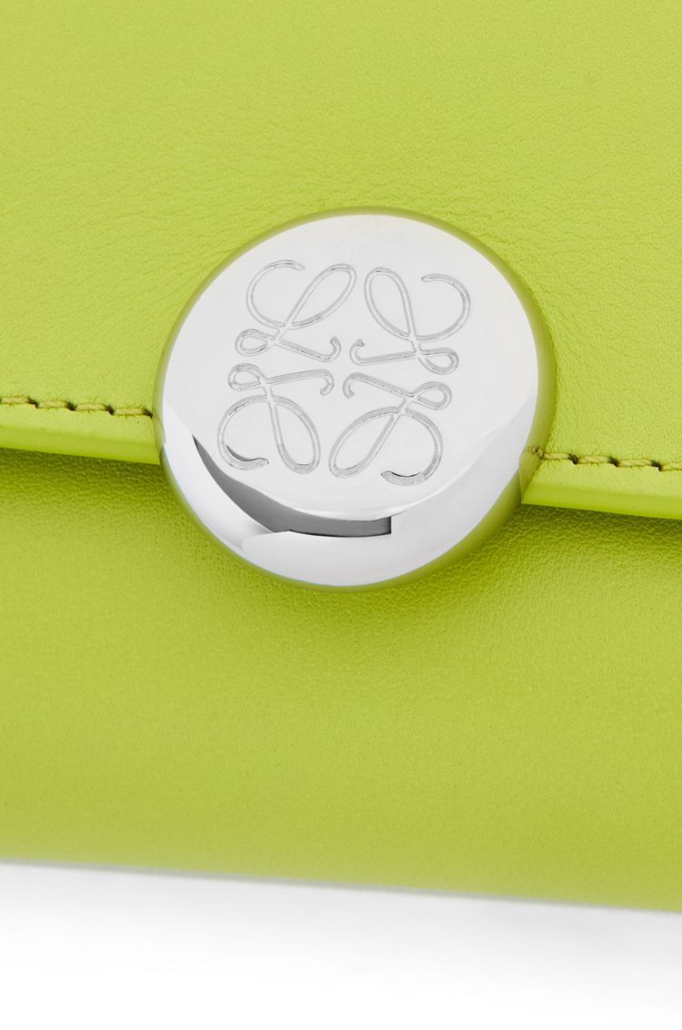 Pebble small vertical wallet in shiny nappa calfskin