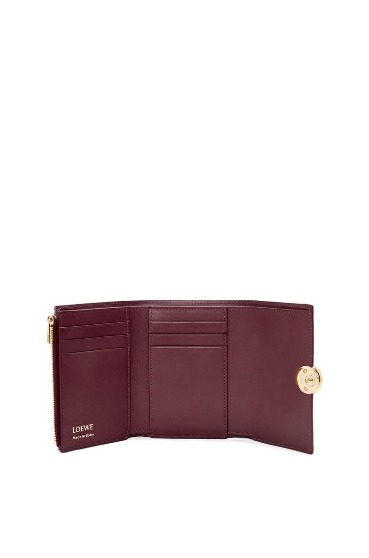 Pebble small vertical wallet in shiny nappa calfskin