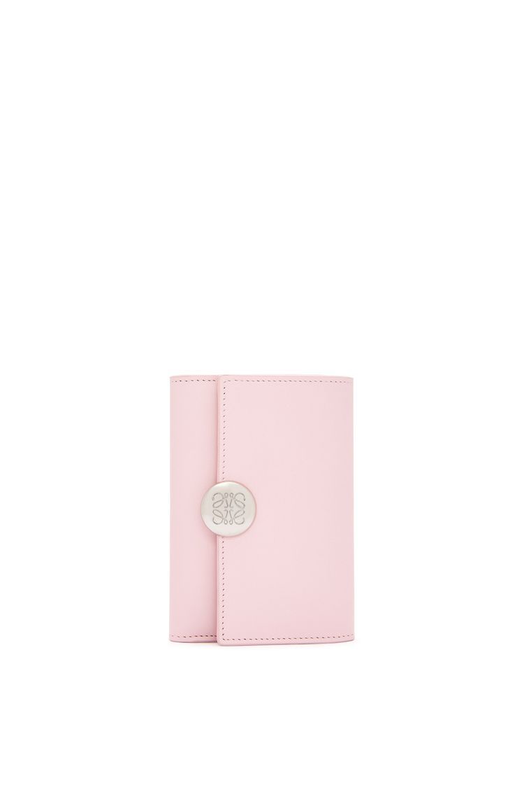 Pebble small vertical wallet in shiny nappa calfskin