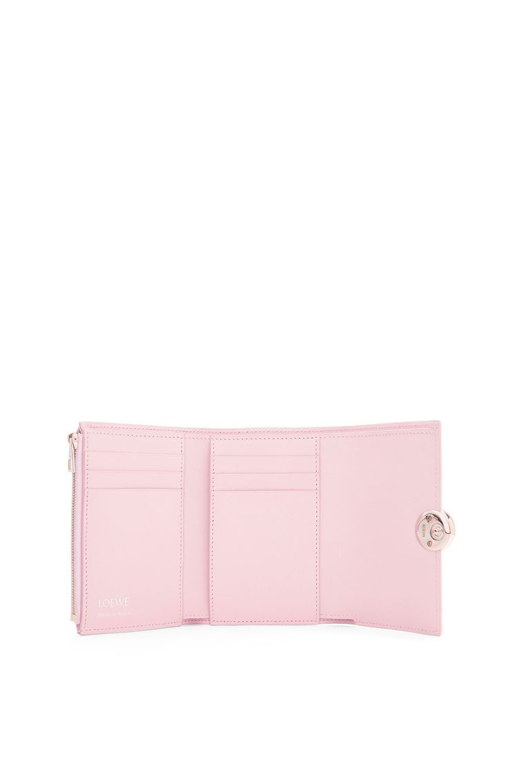 Pebble small vertical wallet in shiny nappa calfskin