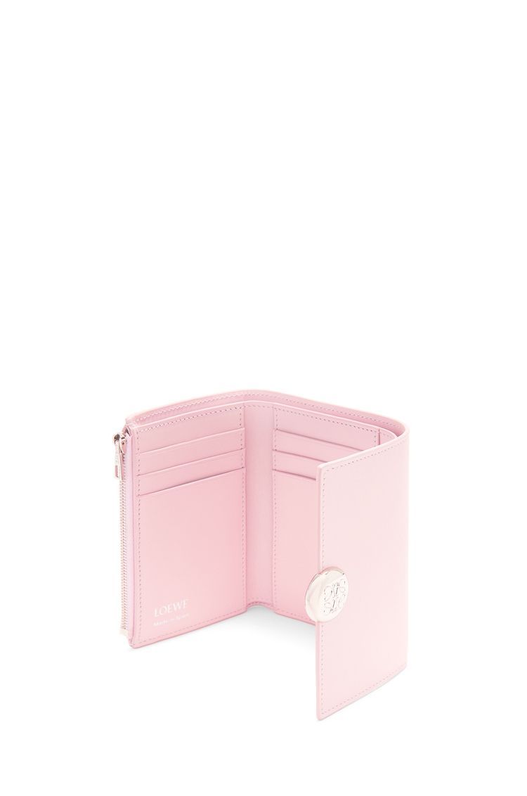 Pebble small vertical wallet in shiny nappa calfskin