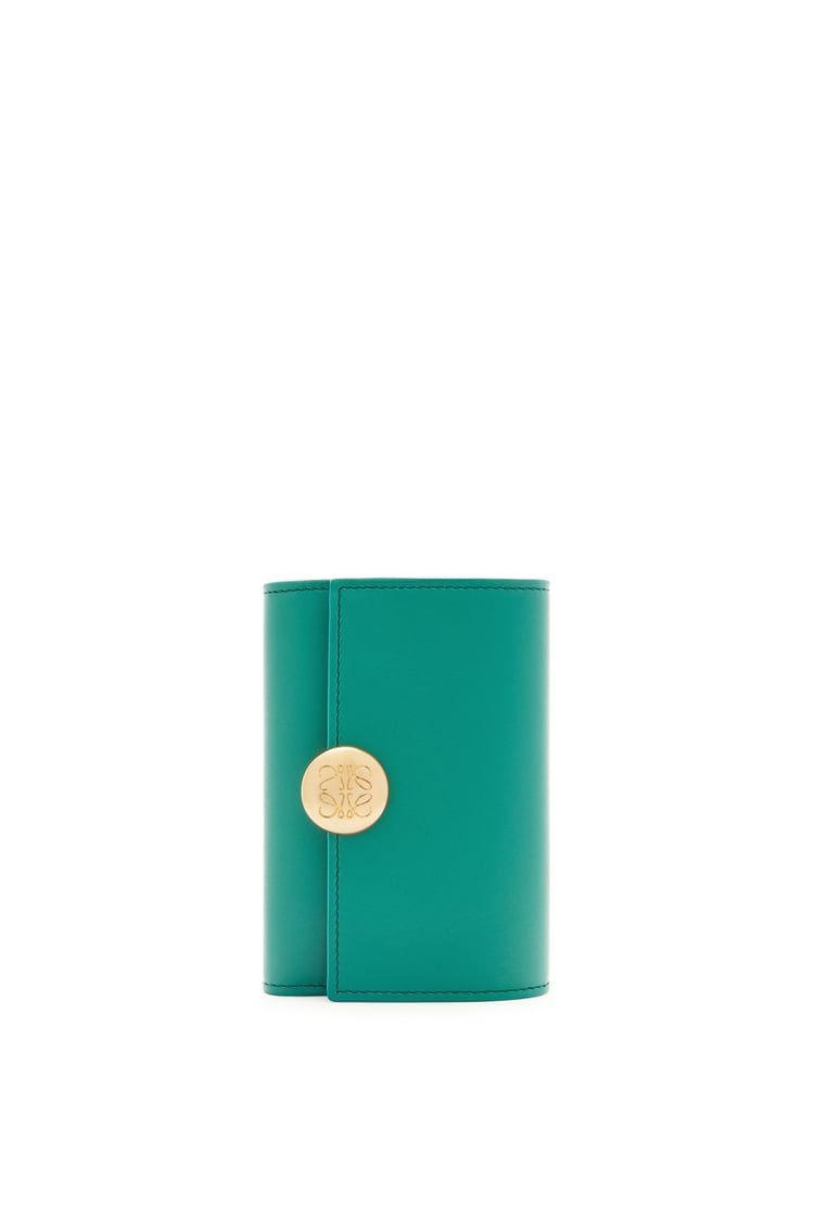 Pebble small vertical wallet in shiny nappa calfskin
