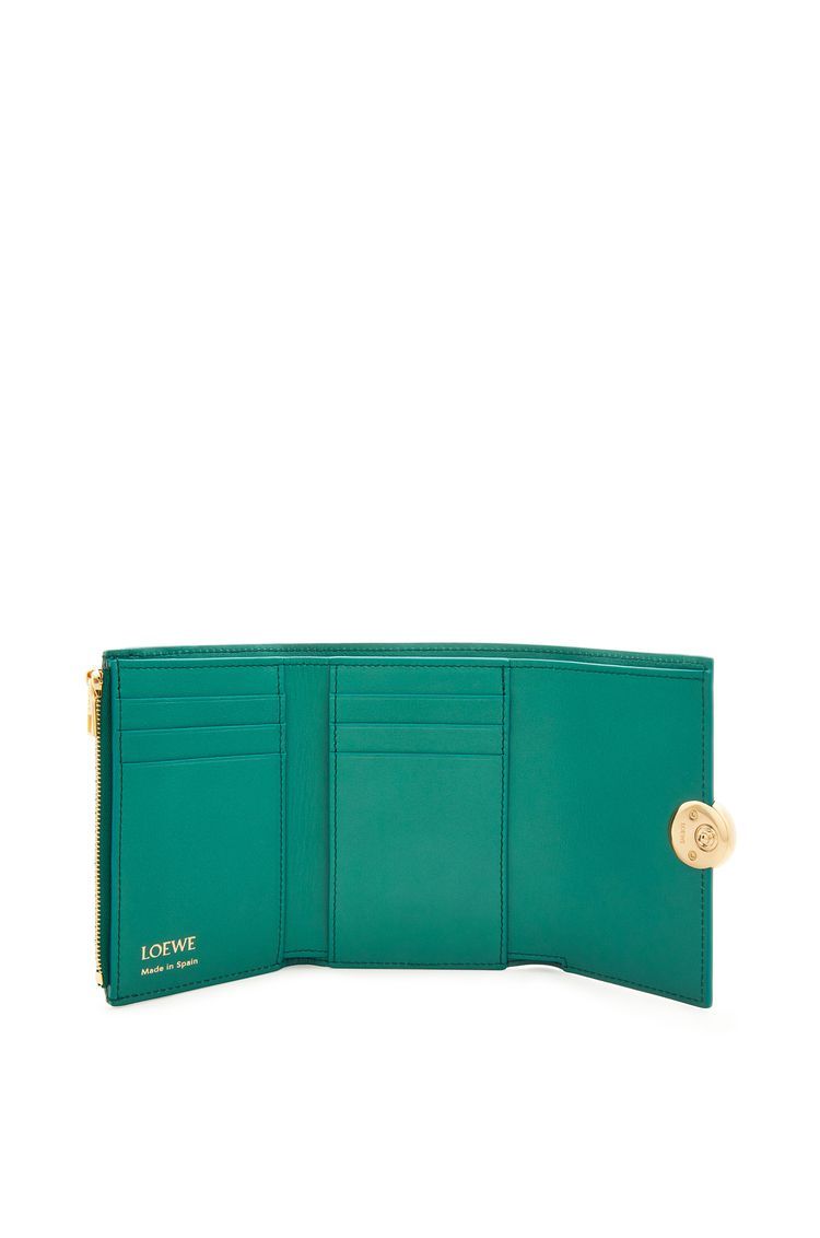Pebble small vertical wallet in shiny nappa calfskin