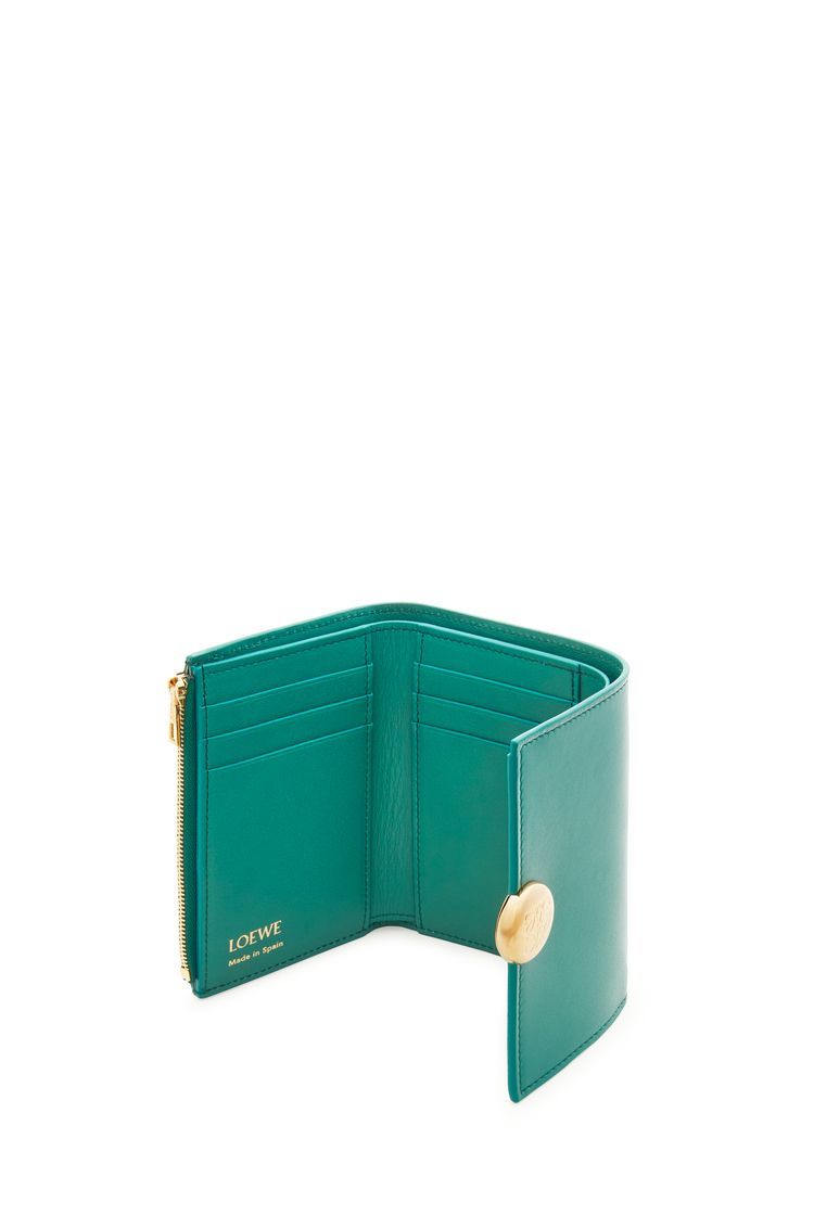 Pebble small vertical wallet in shiny nappa calfskin