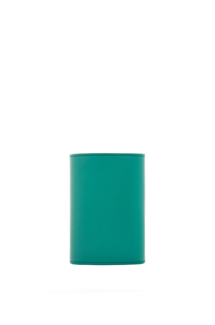 Pebble small vertical wallet in shiny nappa calfskin