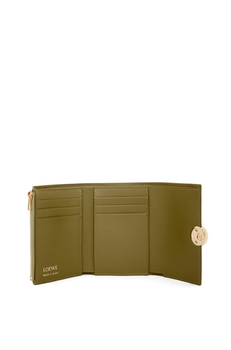Pebble small vertical wallet in shiny nappa calfskin