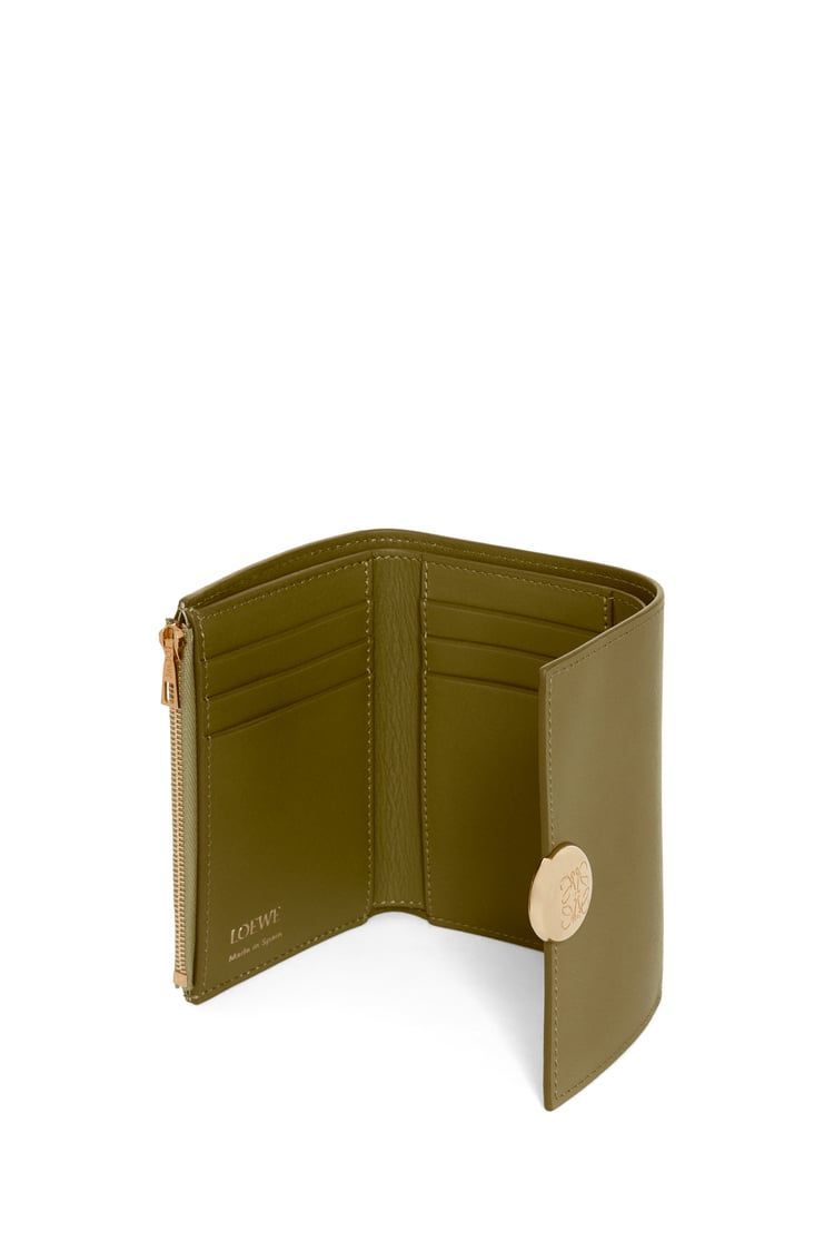 Pebble small vertical wallet in shiny nappa calfskin