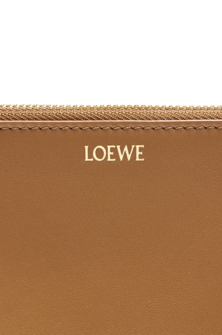 Knot T pouch in shiny nappa calfskin