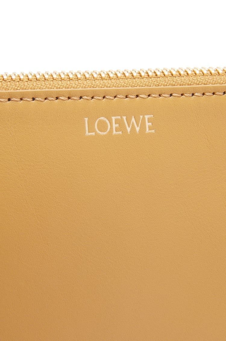 Knot T pouch in shiny nappa calfskin