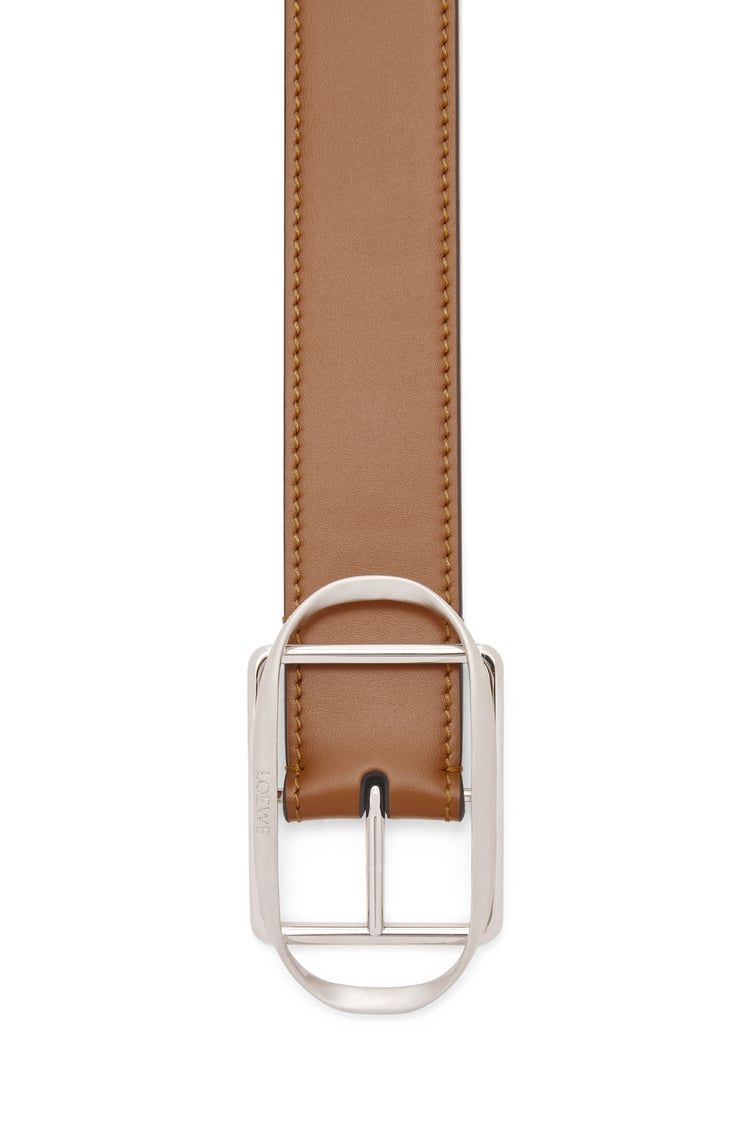 Curved buckle belt in smooth calfskin
