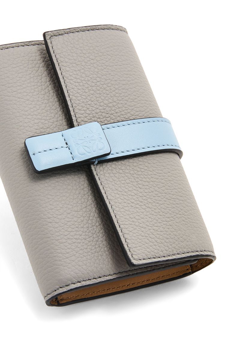 Small vertical wallet in soft grained calfskin