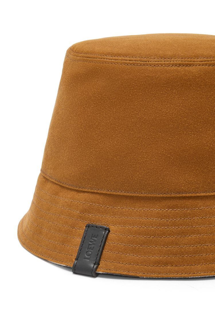 Reversible bucket hat in waxed canvas and tartan
