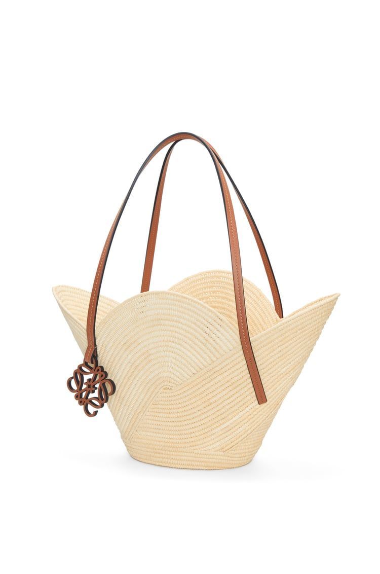 Petal basket bag in raffia and calfskin