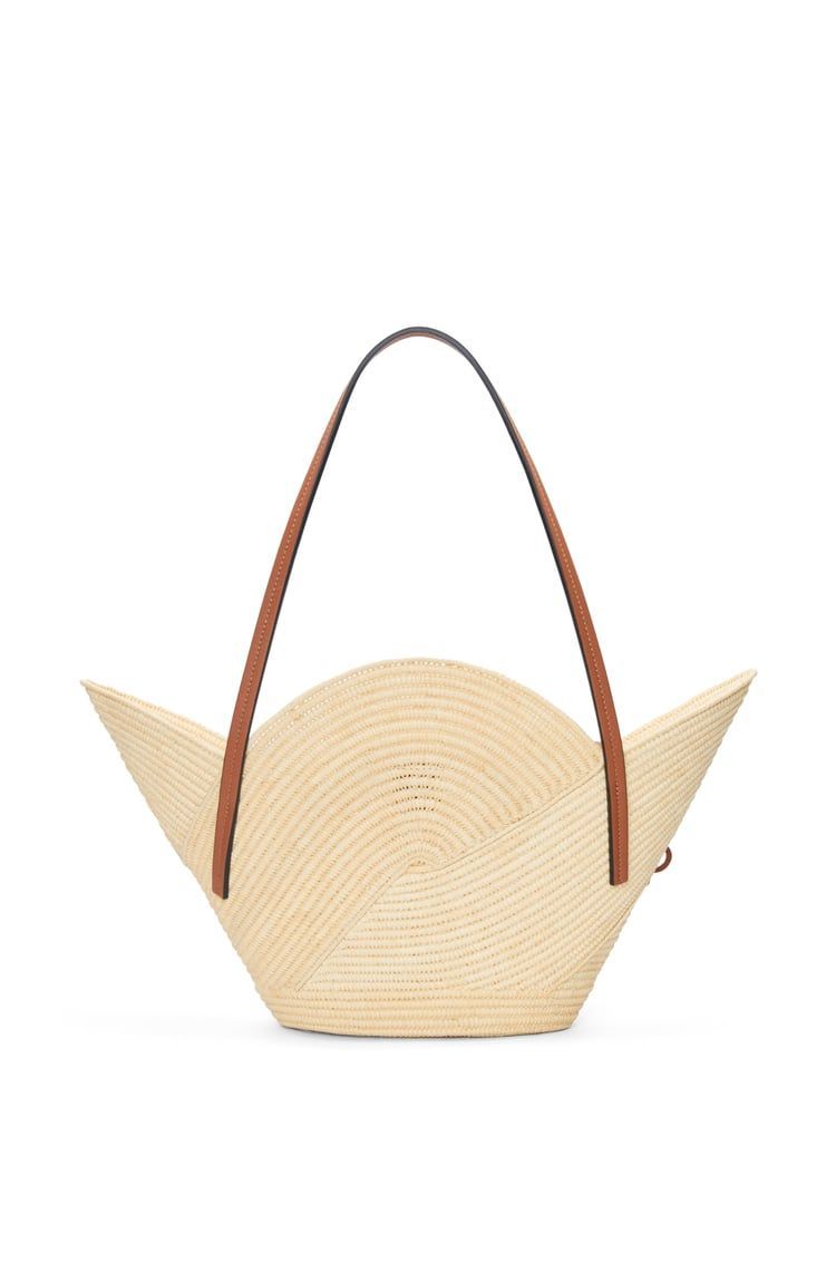 Petal basket bag in raffia and calfskin