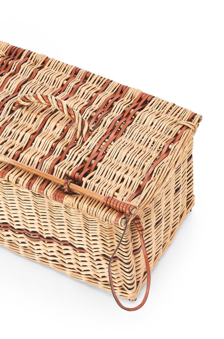 Chest basket in wicker and leather