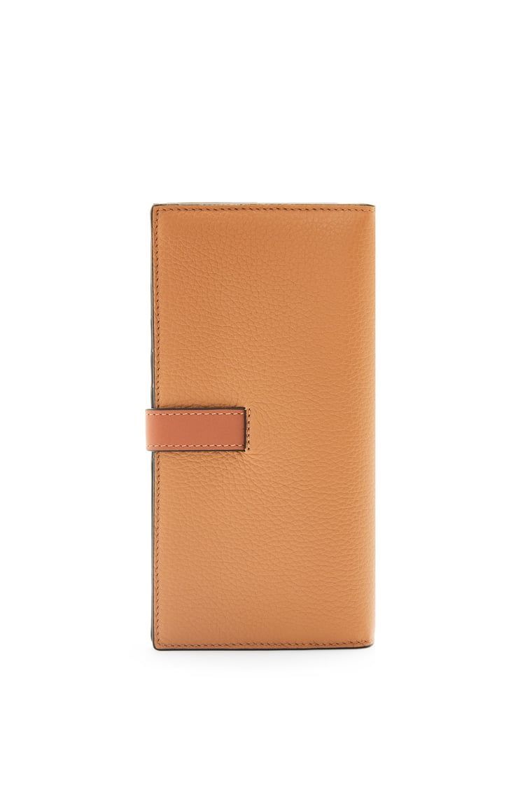 Large vertical wallet in grained calfskin