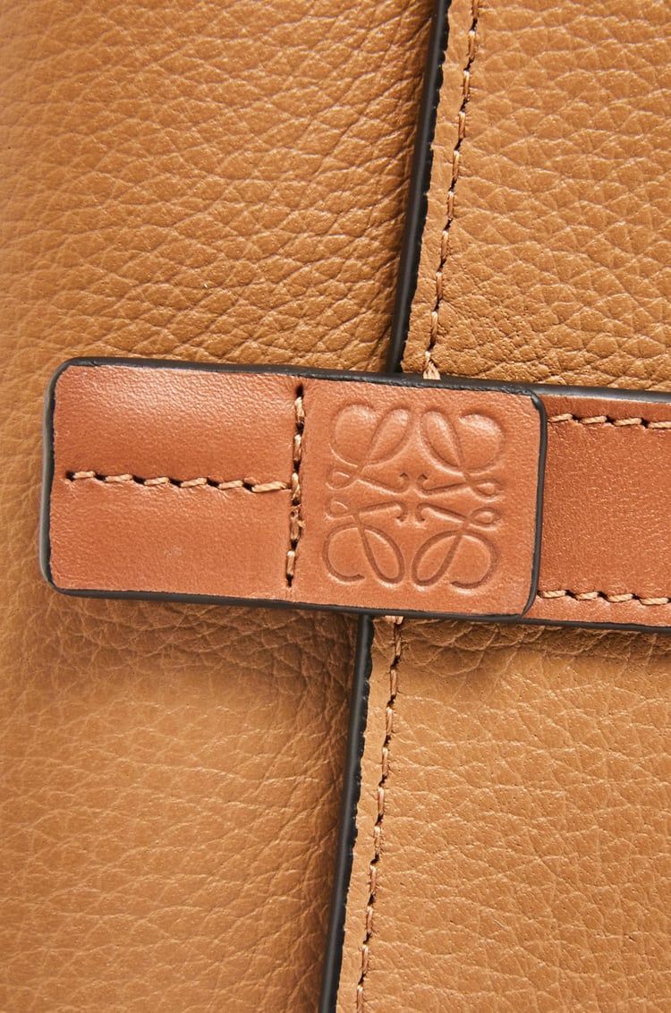 Small vertical wallet in soft grained calfskin