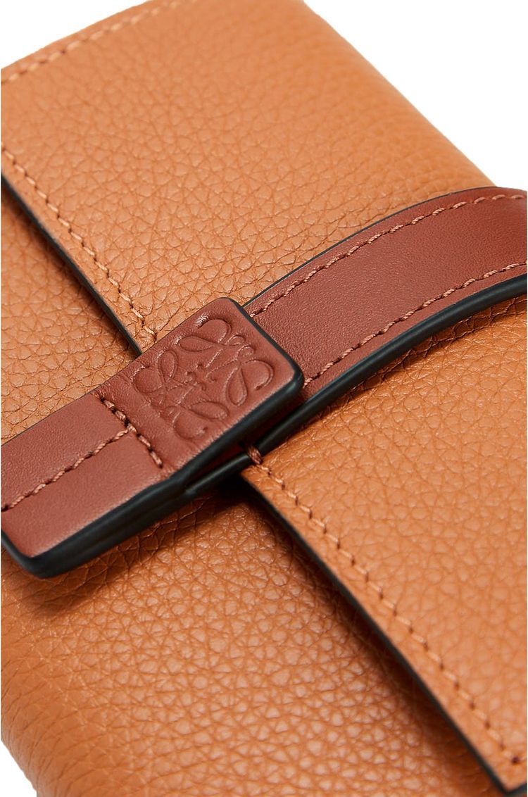 Small vertical wallet in soft grained calfskin
