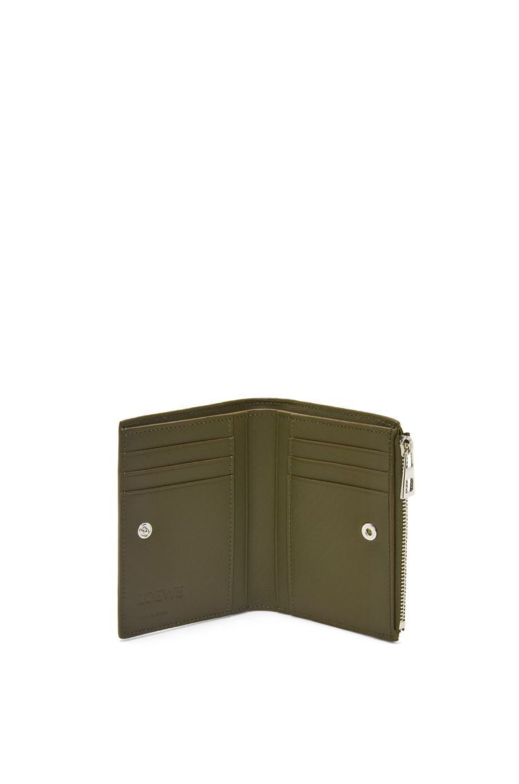 Slim compact walllet in textured classic calfskin