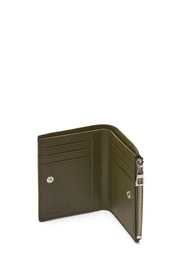 Slim compact walllet in textured classic calfskin