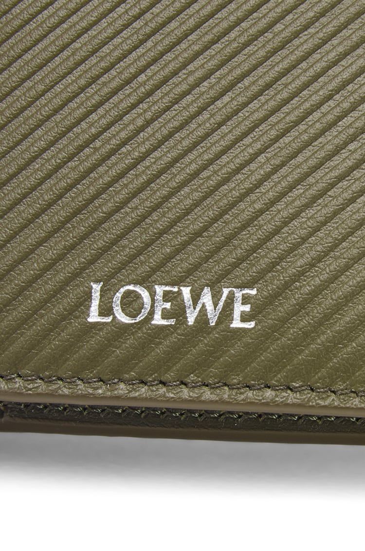 Slim compact walllet in textured classic calfskin