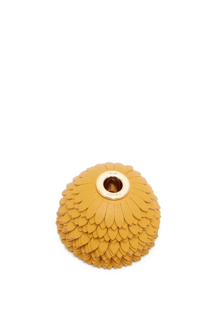 Flower charm in calfskin and brass