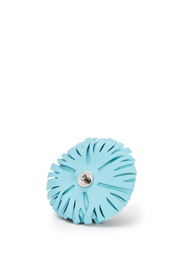 Stud flower in classic calfskin