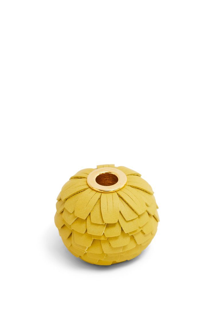 Small flower charm in calfskin and brass