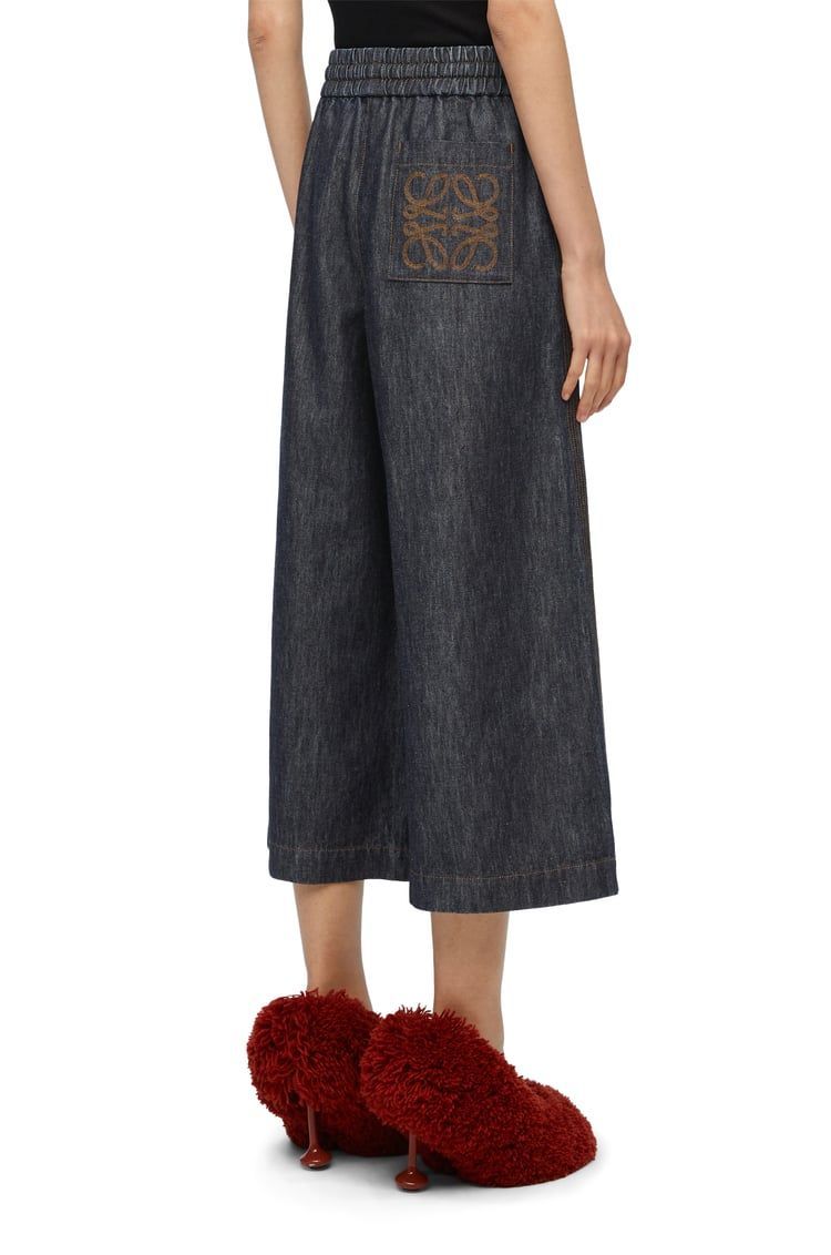 Cropped trousers in denim