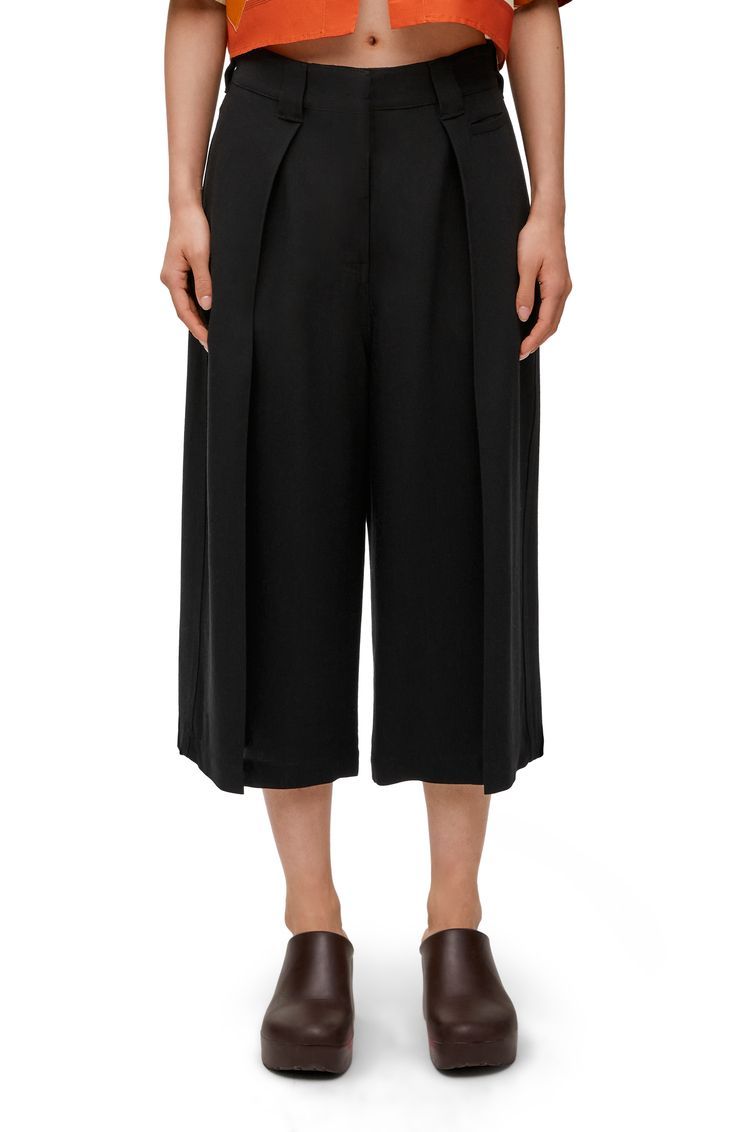 Pleated trousers in viscose and linen