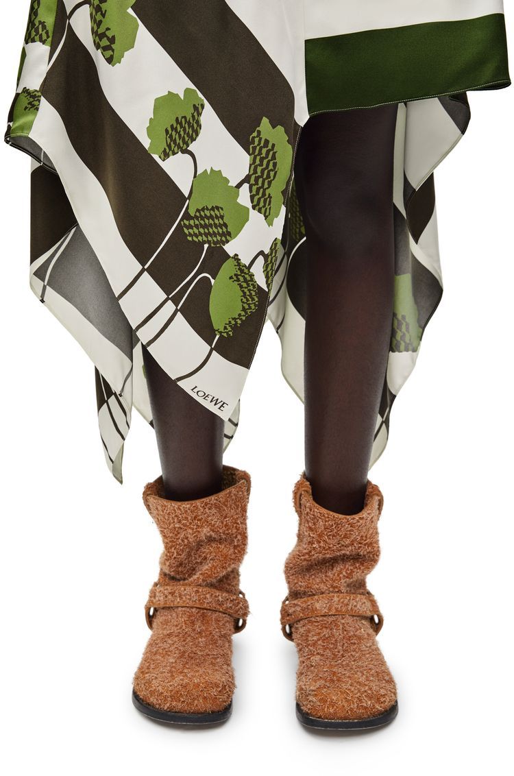 Asymmetric skirt in silk