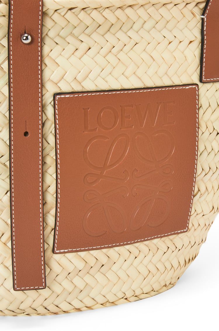 Basket bag in palm leaf and calfskin & Fish drawstring pouch in denim