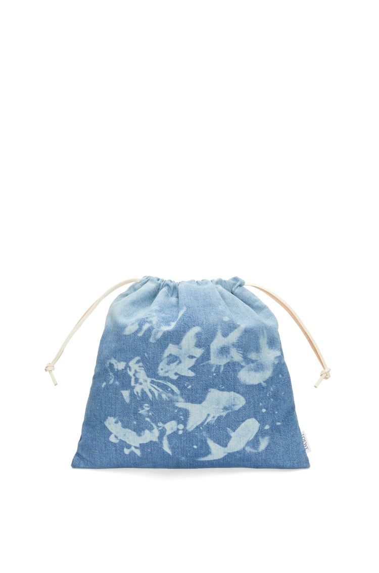 Basket bag in palm leaf and calfskin & Fish drawstring pouch in denim
