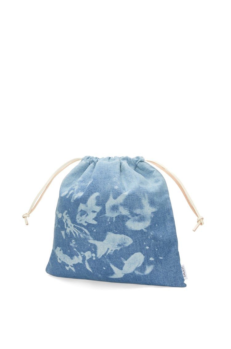Basket bag in palm leaf and calfskin & Fish drawstring pouch in denim
