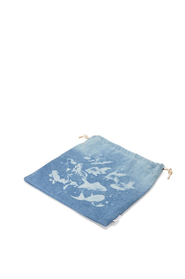 Basket bag in palm leaf and calfskin & Fish drawstring pouch in denim