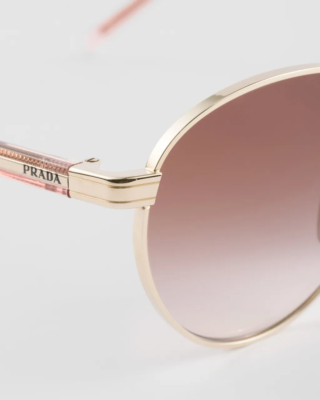 Sunglasses With The Iconic Metal Plaque