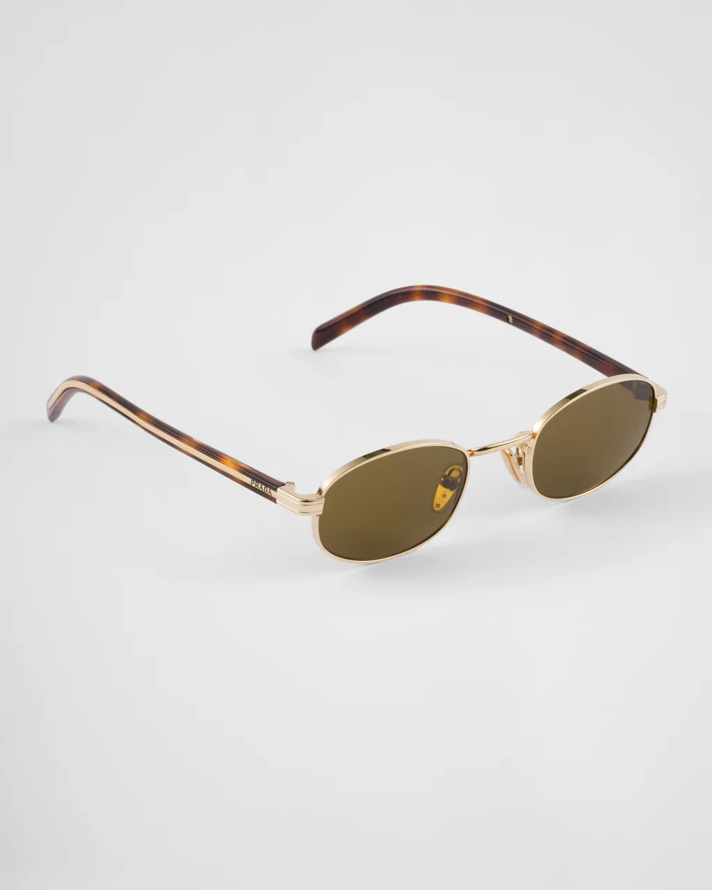Sunglasses With The Iconic Metal Plaque