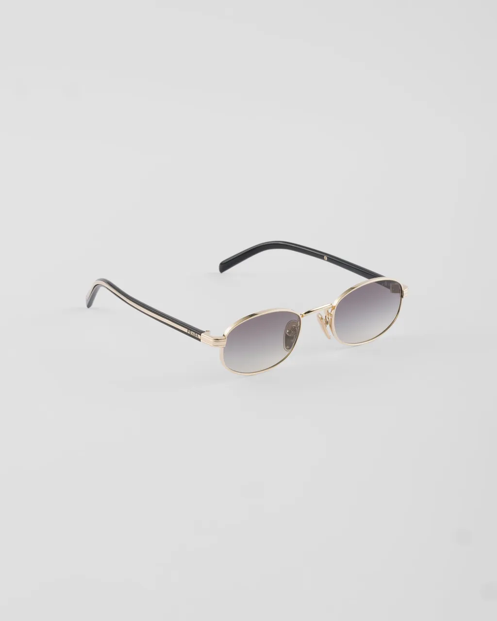 Sunglasses With The Iconic Metal Plaque