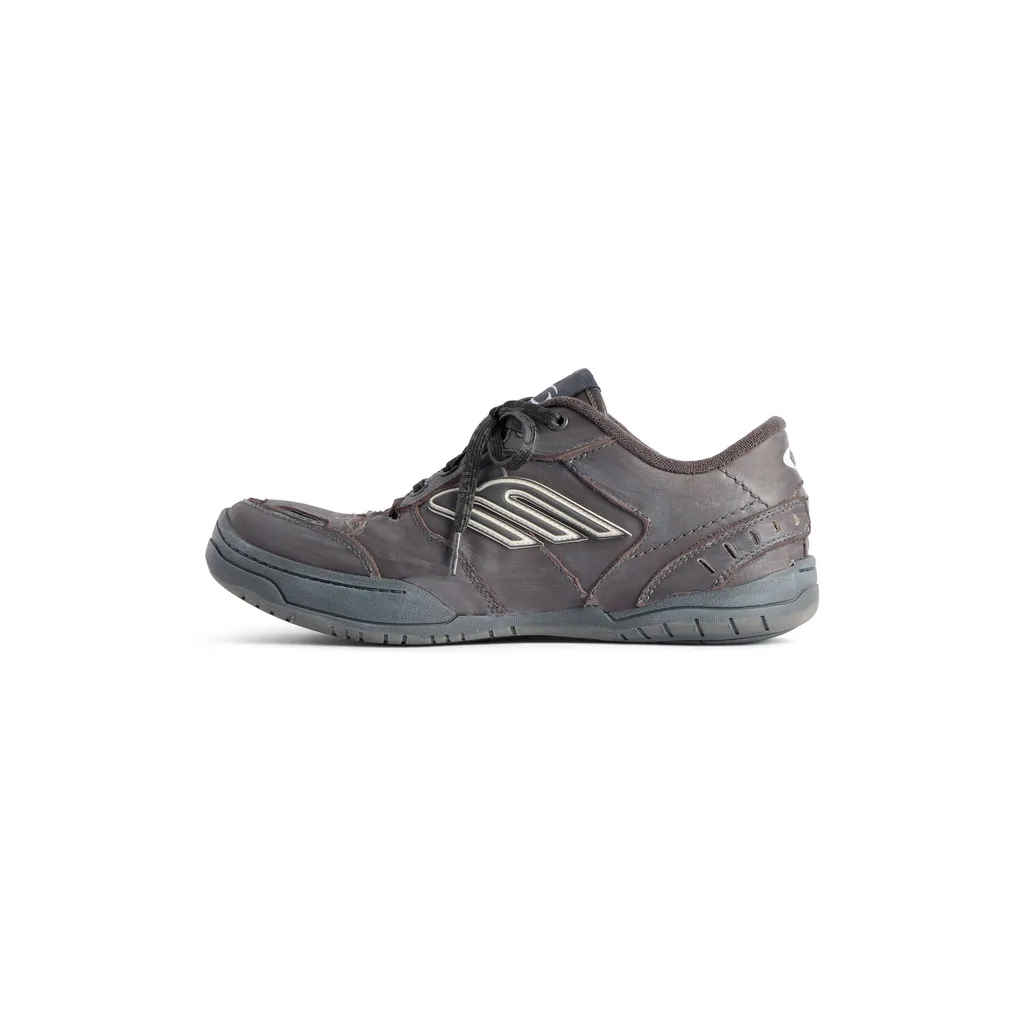 Hamptons Worn-Out Sneaker