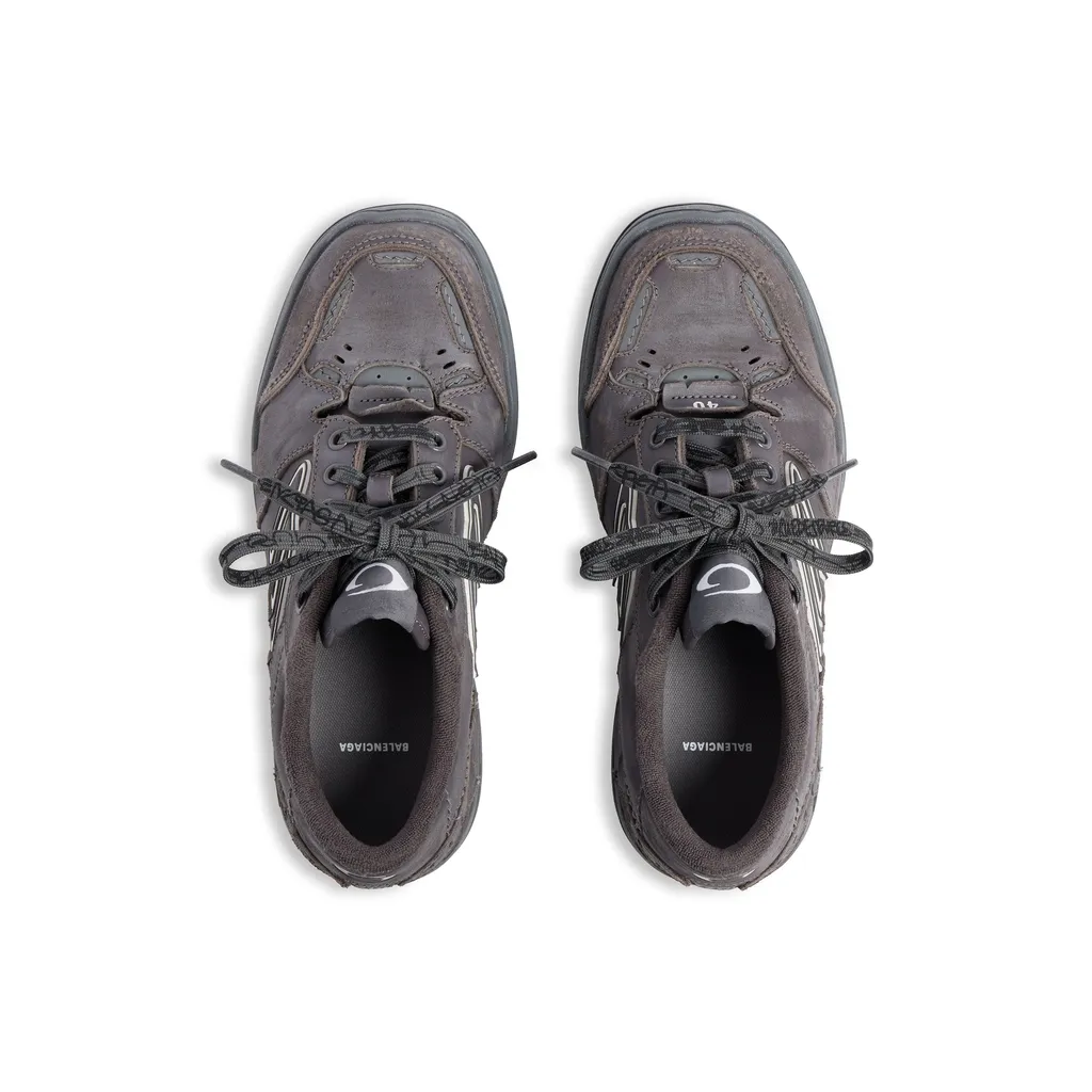 Hamptons Worn-Out Sneaker