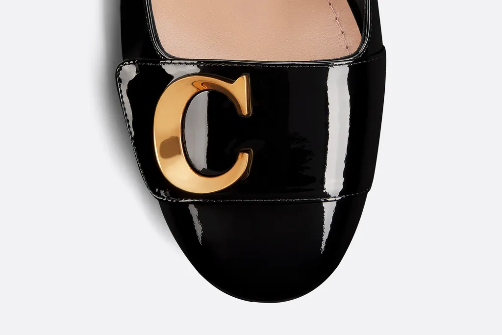 Logo Plaque Round Toe Pumps