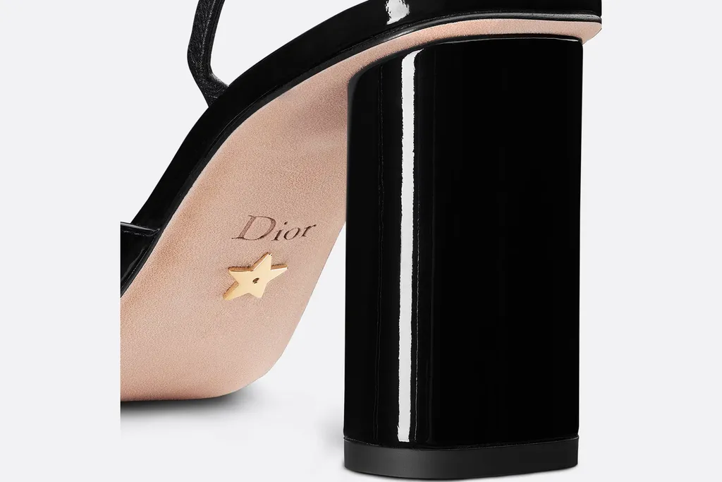 Logo Plaque Round Toe Pumps