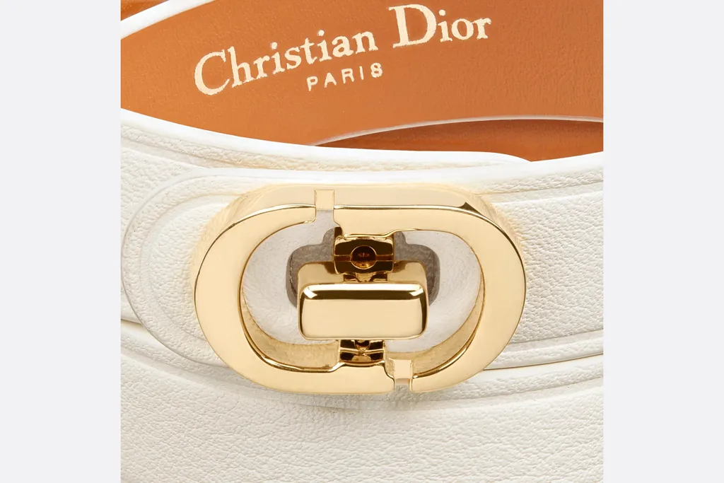 30 Montaigne Two-Handed Chain