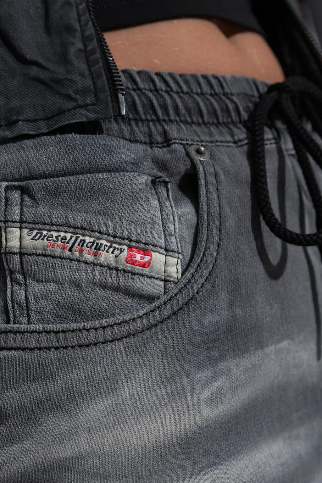 2061 D-Tail Skinny Jeans