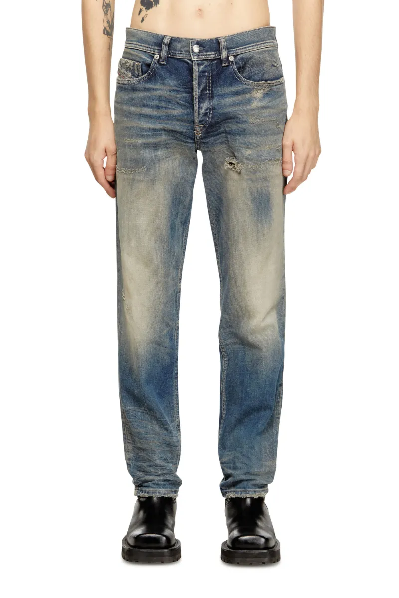 D-Finitive Distressed Regular Jeans
