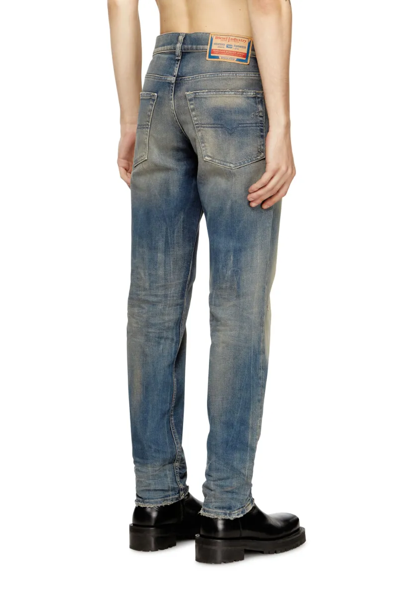 D-Finitive Distressed Regular Jeans