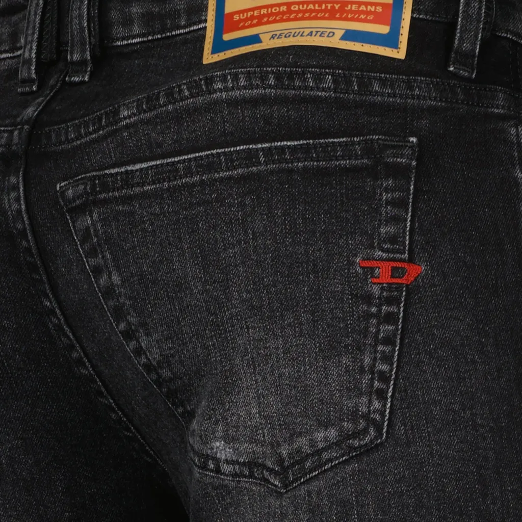 Logo-Patch Distressed Jeans