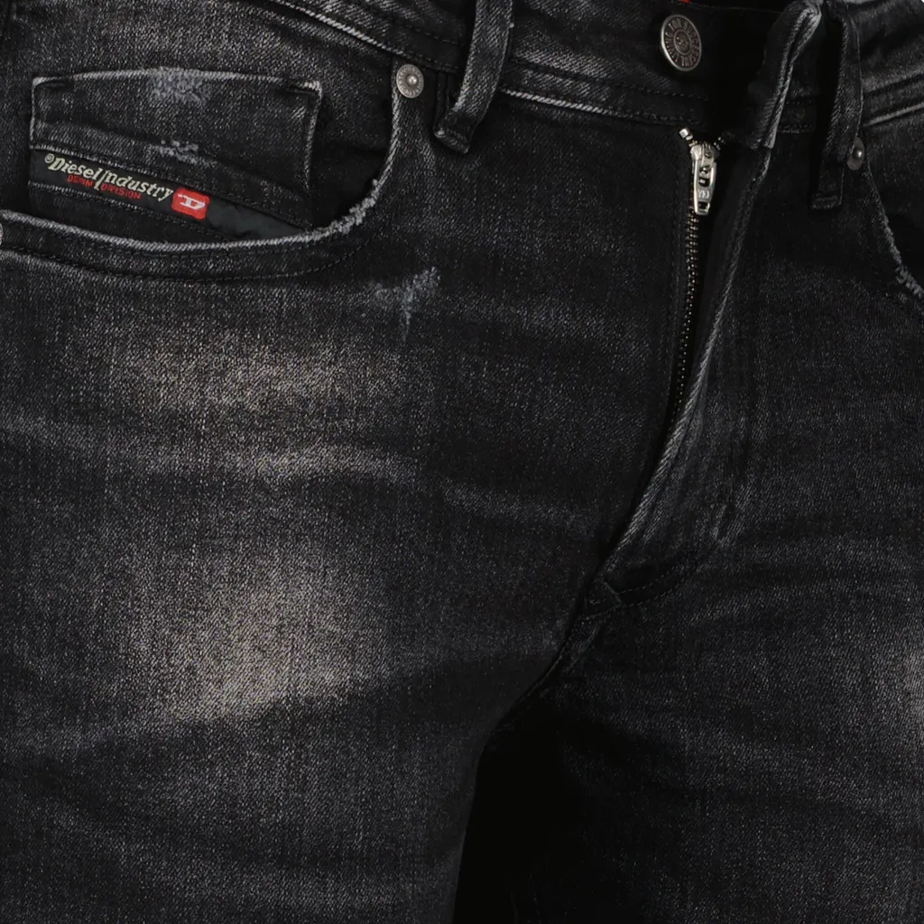 Logo-Patch Distressed Jeans